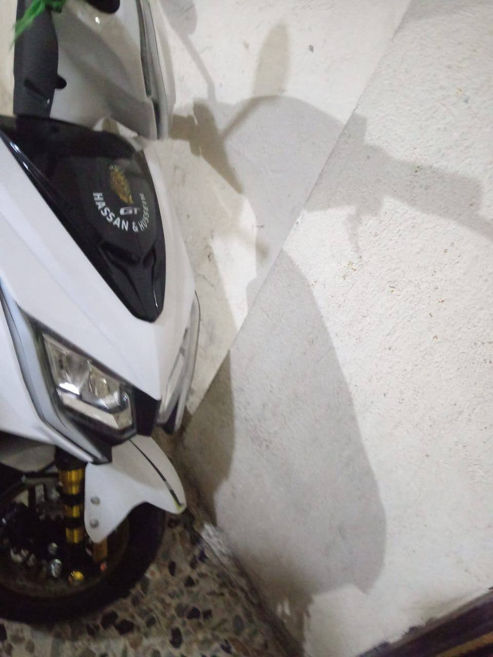 سلام عليكم دراجه سكنز للبيع دراجه نضيفه 6 بطاريات تمشيك 75 كيلو سرعه 80 تجي 4 نمر رقم ***********
