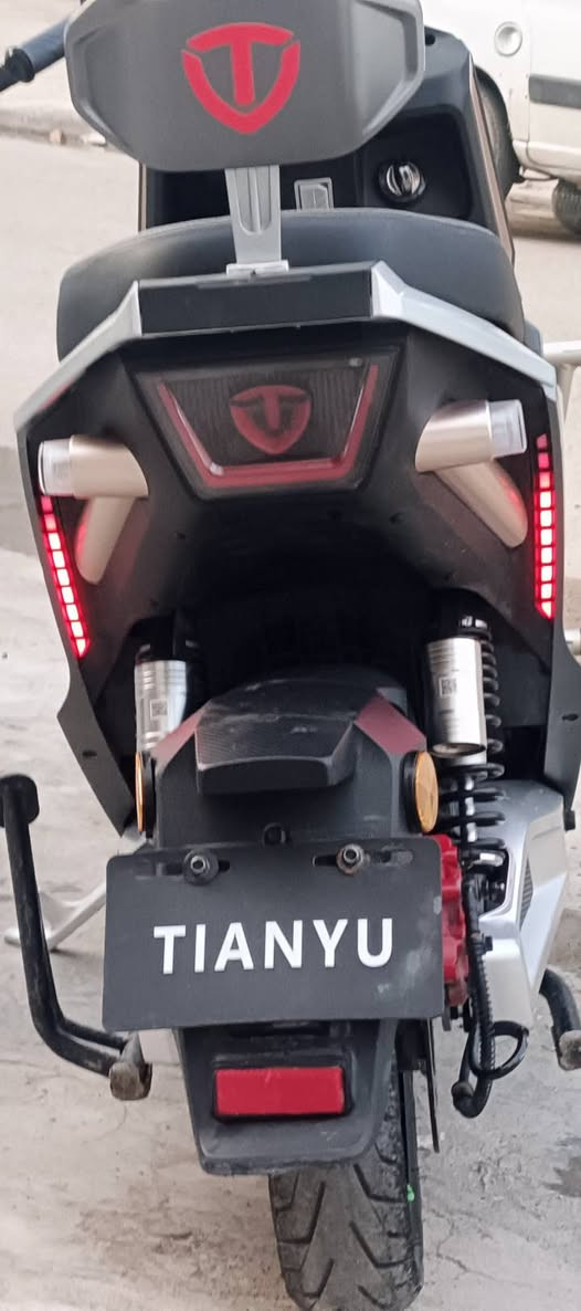 سلام عليكم
متاح درجة شحن معروفه مواصفاته  {TAllG}

دراجه اخت زيرو 

 
مواصفات.... 
سرعه 85 مع وزن 75 

ماشيه 1100 

ب شحنه وحده تمشيك 75K

منذ USP

بريسكوت هيدروليك امامي خلفي 

لاست عالي ناصي 

رماش 

ملف 2000 حقيقي 

ملاحظه / تجي تفحص باتريات  و شحنه الاصليه وياها 

سعر 950 بيه مجال قليل 

عنوان بغداد شعب 

الاستفسار ***********
