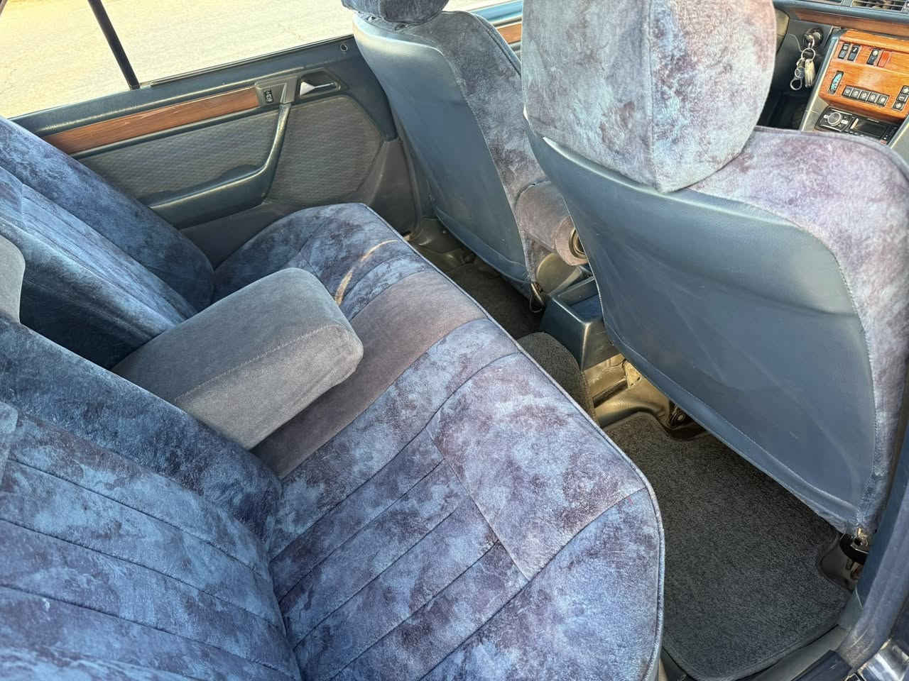 السلام عليكم 
مارسدس دب موديل 90
رقم بغداد بأسمي محركها 3000 ياباني 
السيارة جديدة وكلش حلوة ونصبة 
السيارة مصبوغة جمالية بدون حادث بيها الجامرلغ الخلفي چان مشتغلي ع بارد ومن عمرتها سويتها ع حار لان چان نشاز على گد شبر وشوية 
السيارة كفالة محرك گير وصدرها جديد وتخم تاير وباتري جديد سلايد شغال وبيها إدامة كاملة السعر 75 $ 
مكاني ديالى بعقوبة 
***********
