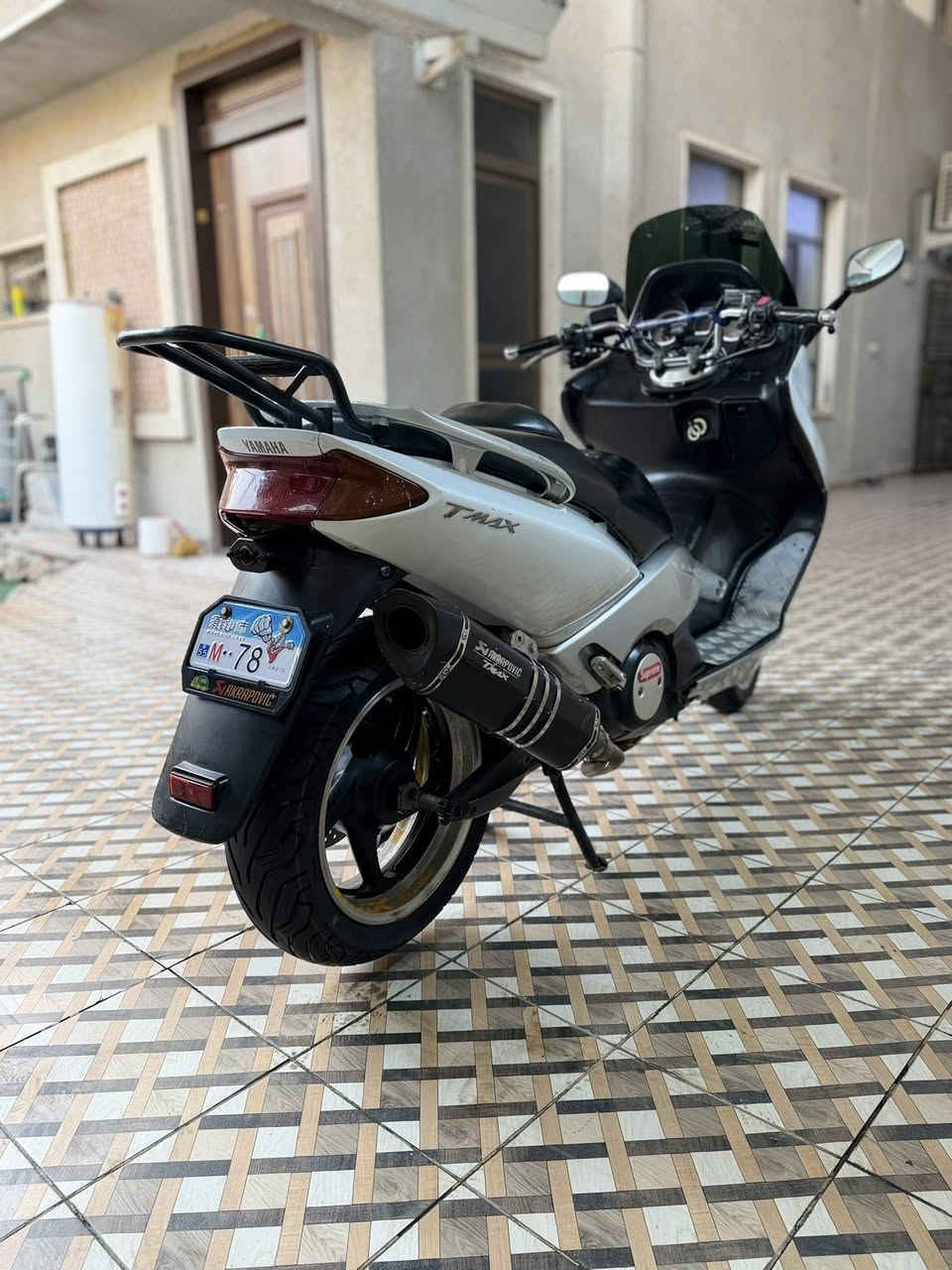 السلام عليكم
تي ماكس ٢٠٠٨ نوزل 

مكفوله كفاله عامه 

عليه ادامه كامله 

مكينه كلجات  مكفوله 

دراجه جديده واي نقص ما بيه تجم تاير جديد شادله 

ستيرن رياضي 

صانصه رياضي 

سيبايه اصليه 

سعر ٢٢ ونص 

بغداد جميله 

***********
