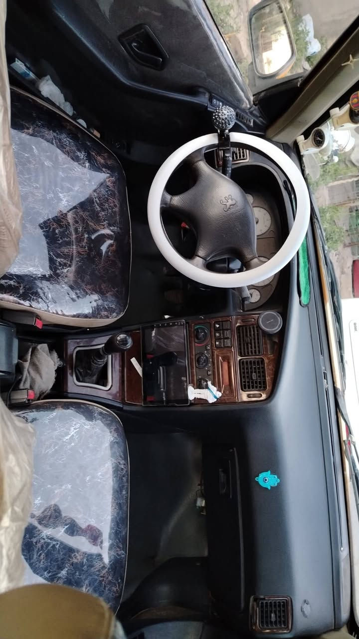 السلام عليكم سيارة بيجو بارص موديل 2015 نضيفة وبيها صفحة مصبوغه للجمالية السعر 45 وبيها مجال ما متواجد فقط علئ واتساب ***********
