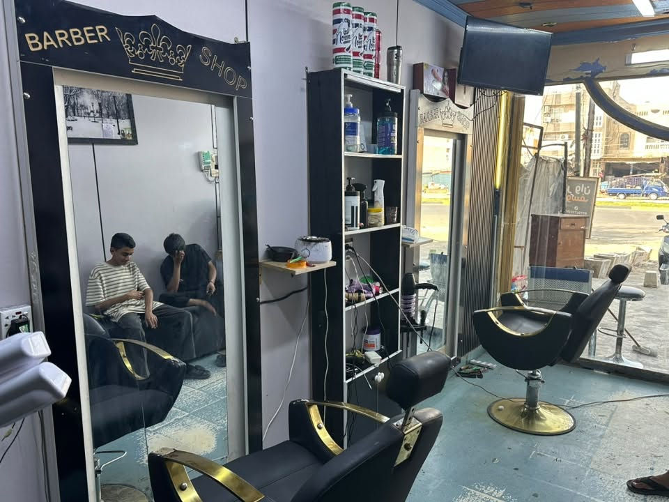 السلام عليكم
شباب ديكور محل حلاقة فنترينات 2 مع كراسي 2 للبيع مكانهم الشعب 
التواصل والاستفسار الاتصال ***********
