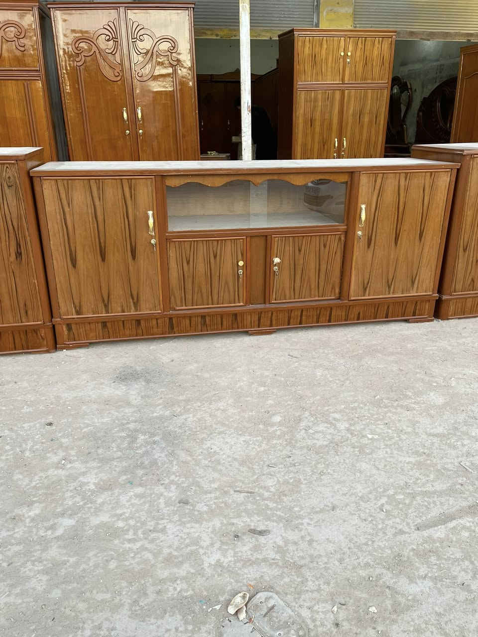 بوفيه ٤ باب سعر ١٥٠ وبيه مجال ***********
