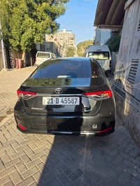 كورلا موديل 23 ساز بيه بارد بالصندوق او هسه بيه طخة خفيفة بالباب الخلف...