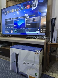 بلايستيشن 5 • استعمال قليل • كارتون ملحقات أصلية