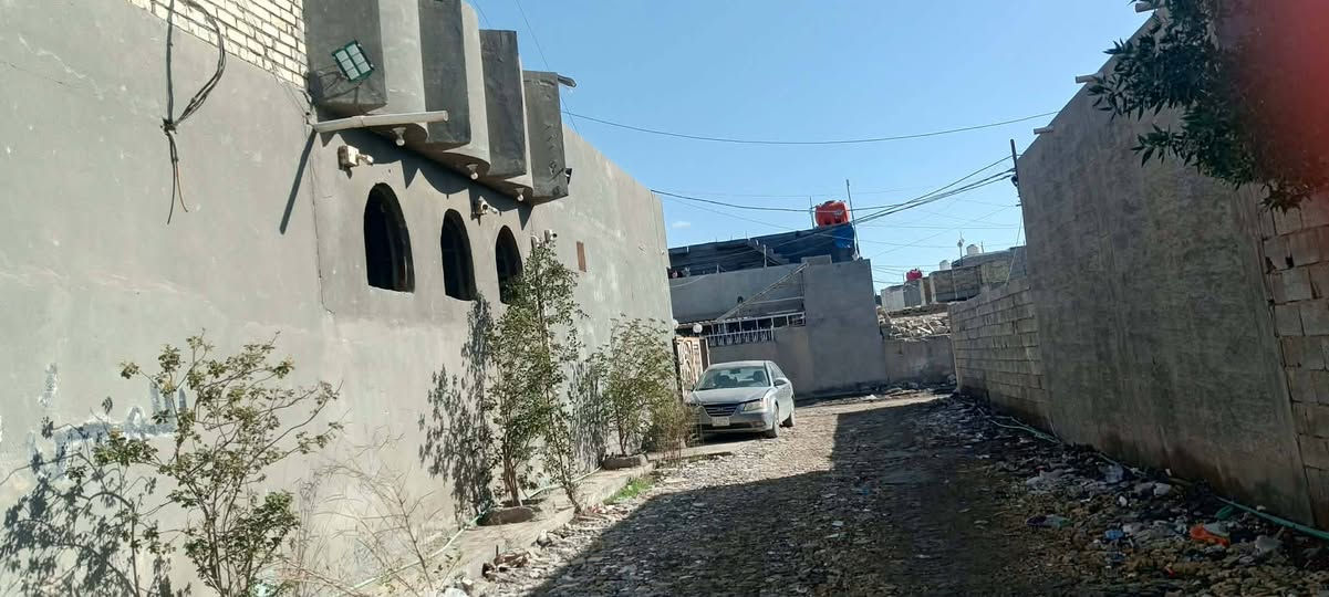 سلام عليكم بيت للبيع على طريق المطار ركن على شارعين عرض الشارع 10متر
يبعد عن المحلات التقاطع 50متر  البيت 150متر مساحته يحتوي على برج انترنيت يعني اشتراكك بلنت مده الحياه مجاني يحتوي بي غرفتين نوم وستقبال وصاله ومطبخ يعني البت كامل من كلشي  السعر والاستفسار واتساب ***********
