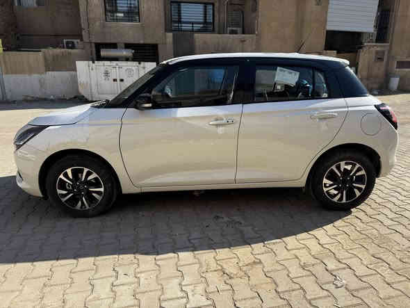 � للبيع - سوزوكي سويفت 2025 🚗
• ماشية فقط 435 كيلو فقط للترقيم 🔥
• اقتصادية جداً بالبنزين (هايبرد)
• مواصفات حديثة، شكل أنيق، وكفاءة ممتازة
. كامراهً وحساسات خلفيه واماميه
• مناسبة للمدن والزحمة – حجمها عملي 
يوجد فيها محرك بانزين ومحرك كهربائي لتقليل صرف الوقود
السياره بأسمي  تحويل نفس اليوم
السعر 135 ورقه وبيها مجال للشراي 
كفاله عامه 
للاستفسار التواصل على الخاص او الاتصال
 *********** ابو ايهم
