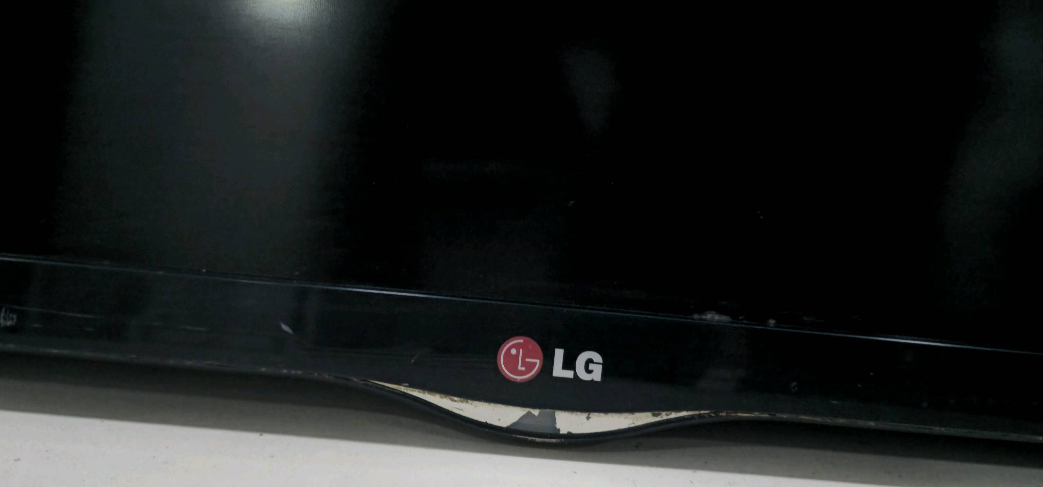 شاشة LG  صناعة كورية اصلية الجيل الاول حجم 32  بدون نت  الشاشة غنية عن التعريف شغالة 100%  مابيهة اي خلل السعر 80 الف العنوان بغداد _ مدينة الصدر ( حي السفير ) 
رقم الهاتف : ***********