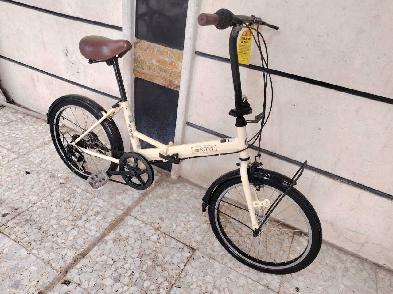 بيسكل موديل طبك حجم ٢٠
باله ياباني النضافه فول وضع حاويه 
ماركه ( ROXY) العالميه 
السعر ( 90 الف) 
غير مستخدم داخل العراق
لون ميمز حليبي مختم
تايرات بلادي كشن بلادي
قطعه روعه وضع شركه
كير ٦ نمر شيمانو شغال
العنوان بغداد منطقة الحبيبيه
هاتف ***********
الاستفسار واتساب
