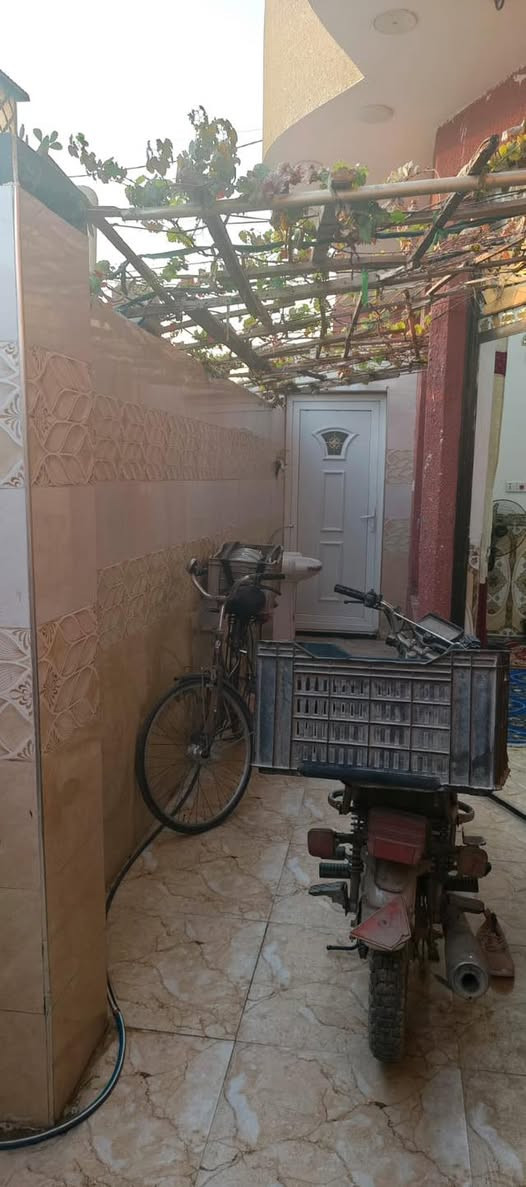 سلام عليكم بيت زراعي للبيع حي الاسره  تفاصيل البناء المساحه ١٤٠يتكون من غرفتين نوم وصاله وحمام ومطبخ واستقبال الوجه10والنزال 14 سند25البناء طابوق بلكامل للاستفسار الاتصال***********
