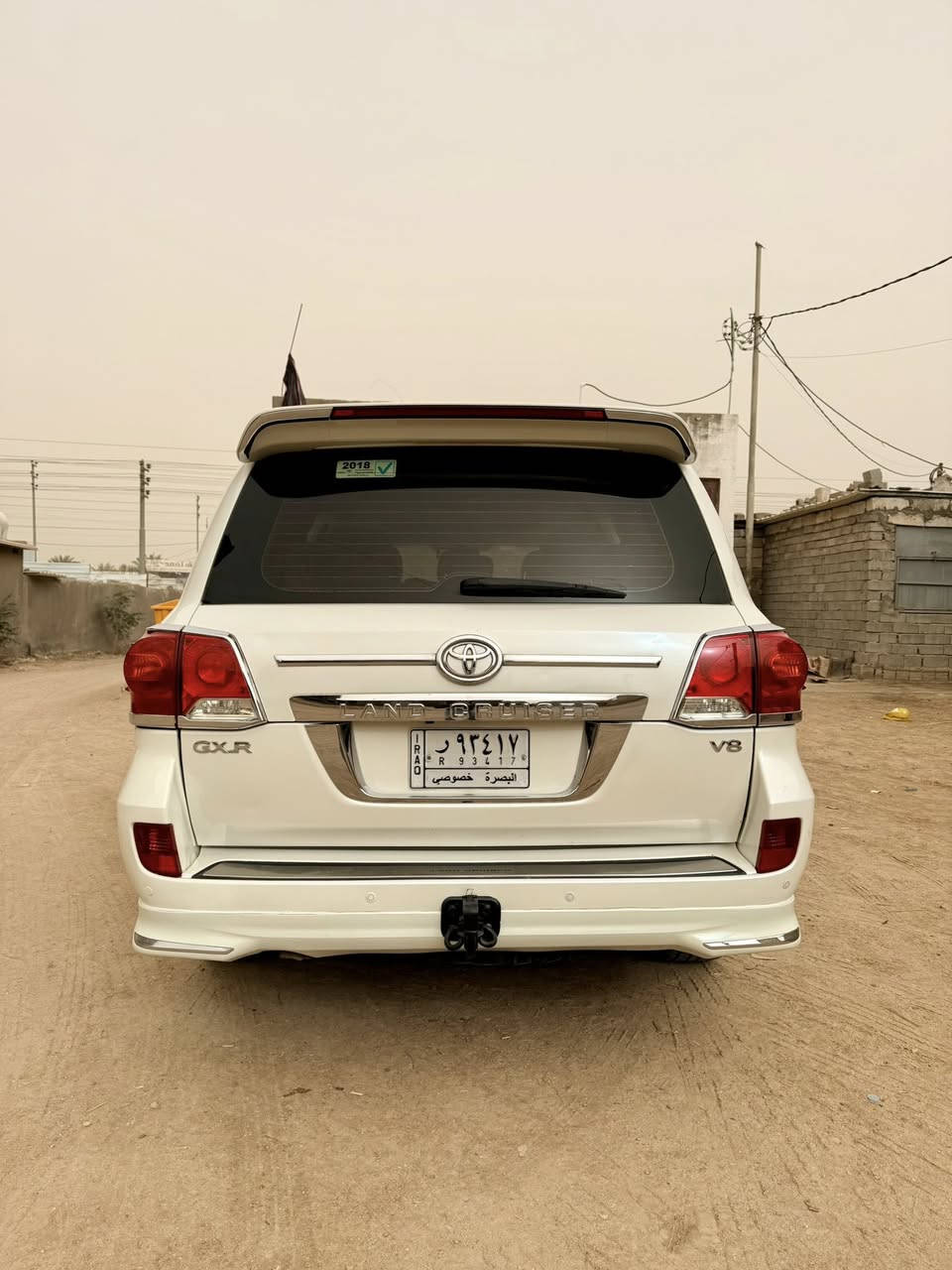 السلام عليكم للبيع لاندكروزر GXR الموديل 2015 الون ابيض صدفي جديده بمعنى الكلمه بدون شخوط او رصعات او صبغ فقط رشه بالداير موضح بالصوره السياره استخدام شخصي  بسمي رقم بصره تحويل ثاني يوم محرك وكير كفاله بلادي 
تخم تاير جديد حداديه جديده ما تصرف الف عليه جاهزه 
1-محرك8سلندر 4600 بانزين
2- كشن كهربائي ٣ دكم 
3-تشغيل عن بعد 
4-الدخول 2بصمه
5-لايت زنون 
6-سبعه راكب 
7-مرايه شفط
8-مرايه قلاب 
9- فتحه سقف
10-تبريد ٣قطع
11-تحكم سرعه
12-حساسات خلفي وكامره 
13-تحكم ستيرن 
14-ارباك 8
15- مثبت سرعه
16- ثلاجه داخليه

باقي المواصفات معوفه 
السعر 385$
العنوان بصره /هوير ***********//***********
