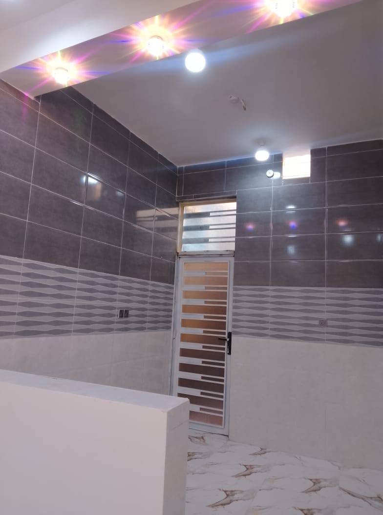 دار سكن خلفي 100م طابوق مسلح بناء حديث ما مسكون  درجه اولى يتكون من غرفة + استقبال +  مطبخ+  صاله + صحيات خارجي وداخلي. العنوان الفداء شارع ابو لبنان فرع الصيدليه مقاطعة 22  مع كافة الخدمات السعر 84 مع المجال للاستفسار ***********
