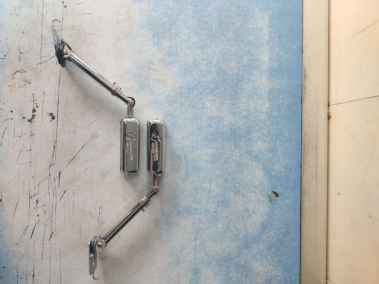 سلام عليكم
من رخصه المدير المحترم
موجود  يمنه  ويسره زوجين شموع مختو م
 سعر الزوج ٧٠ مع الشد بدون شد ٦٠
الاستفسار ***********
