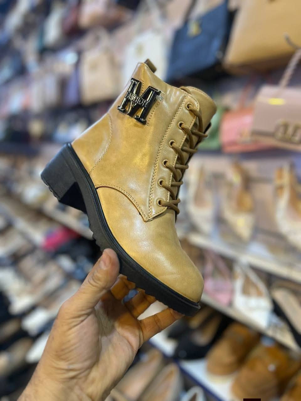 معرض الرواق يقدم لكم كل ما هو مميز 🔥👇🏻

#كعب_نسائي_كوالتي_عالي_

#السعر__٧__الف

بوت كعب مربع طبي  كوالتي عالي ♥️

بوت كعب نسائي كوالتي عالي مميز وأنيق
القياسات ٣٨-٣٩-٤٠

للحجز_وللاستفسار_مراسلة_البيج_او_واتساب
*********** 📞
*********** 📞

#توجد_خدمة_توصيل

#العنوان_كوت_شارع_الهوره_مجمع_الروان
#ليس_لدينا_فرع_اخر

كوت عناية_بالبشرة اكسبلور الرواق دهل اوران, واسط
