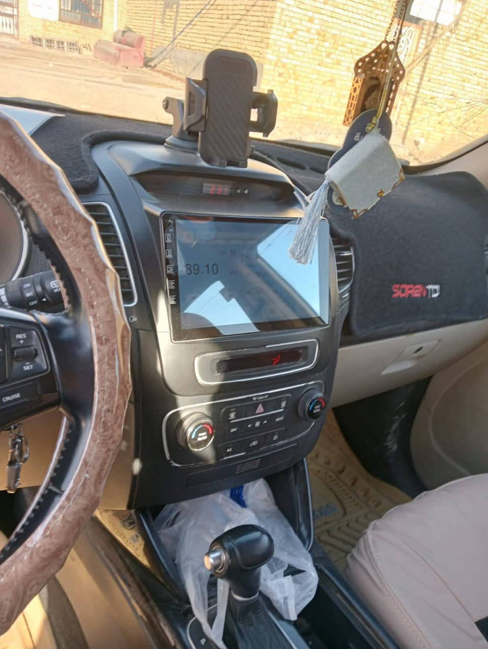 سلام عليكم
سورنتو 2014 شكل جديد 
خليجي كفاله عامه برغي ما مفتوح 
مكفوله من الضربه وتبديل 
جاهزه سياره من كلشي وكلشي بلاد 
السعر ١٧٣ وبيه مجال بصيط 
المكان ذي قار مركز ‏‪***********‬‏
