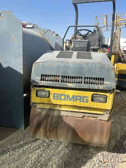 حادلة BOMAG W 100 AD-3 - 3 طن بحالة "الجديد"!
فرصة استثمارية نادرة!
للبيع حادلة دبل درم (Drum) من ماركة BOMAG الألمانية الغنية عن التعريف، الموديل W 100 AD-3 (أو موديل 3 طن آخر). مثالية لمشاريع رصف الإسفلت، تسوية الطرق، وأعمال الحدائق والملاعب.
مواصفات الحادلة:
• الوزن التشغيلي: 3 طن (مناسبة للعمل في المساحات الضيقة والكبيرة).
• الماركة الألمانية: BOMAG (تتحمل أقسى الظروف وتوفر أفضل كبس).
• الحالة: جديدة تماماً ومتروكة (صفر عمل تقريباً)، يعني مكينة وشاصي بكفاءة 100%.
• الميزات: قيادة مريحة (عجلات دبل درم)، وكبس قوي مع خاصية الاهتزاز (Vibration).
📄 الأوراق والسعر:
• الأوراق الثبوتية: تُباع بدون أوراق رسمية، وسيتم تزويدك بـ ورقة رسمية من شركتنا لضمان الملكية والتسليم.
• السعر المطلوب: 75 ورقة (7500$ تقريباً).
• ملاحظة مجال بسيط للشراي 
تواصل : ***********
