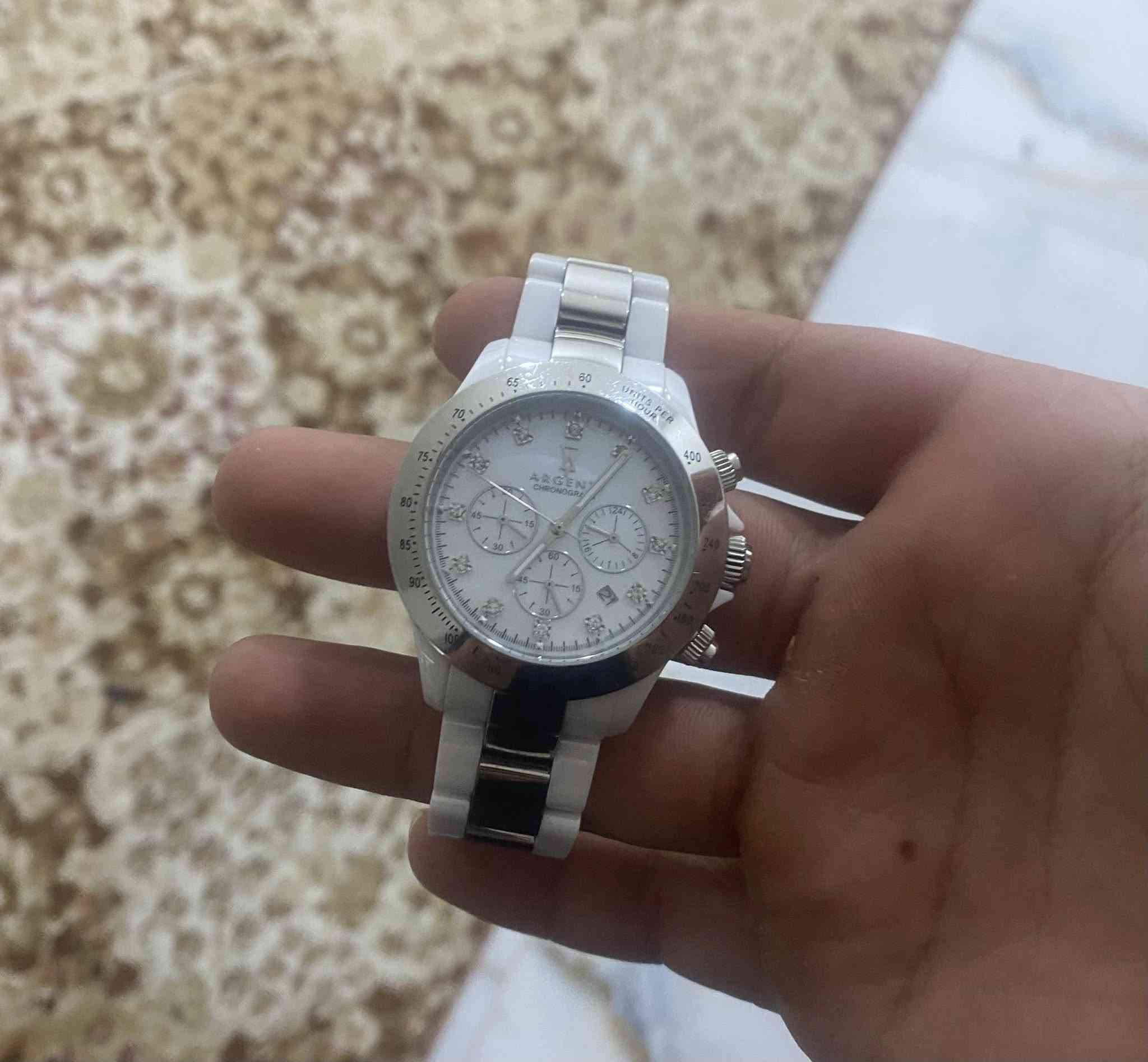 السلام عليكم ساعات للبيع مثل ما موضح بالصور مستعملات بشكل قليل وما بيهن اي خدوش الي يحب يستفسر هاذا رقمي ***********
