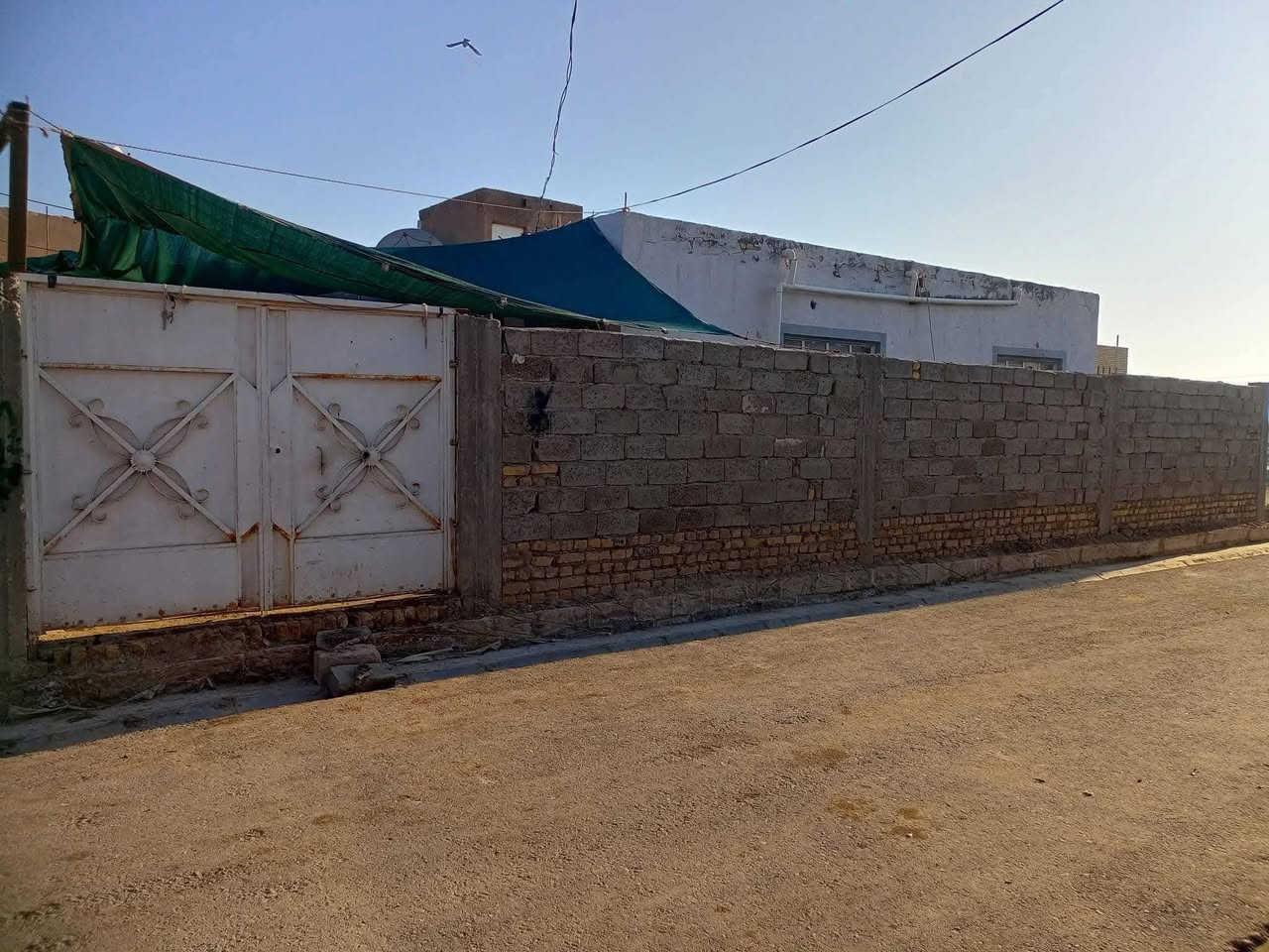 سلام عليكم بيت للبيع عنوانه حي الامين خلف مخازن لعيساوي مساحه 256 م ركن على شارعين يحتوي على غرفتين كبار وصاله ومطبخ وصحيات خارجيه وداخليه طارمه جبيره ستوني مرممه سيراميك جديد هاي  الصوره قديمه 
طابو زراعي مرقم بلطابو سند 25
موجوده كل الخدمات تبليط كهرباء ماء مجاري 
سعره 73 وبي مجال 
***********
عنوان خلف بانزين خانةالشموس
