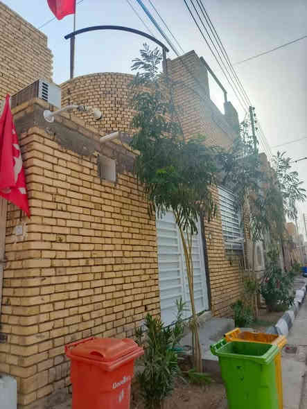 دار سكن للبيع الفداء شارع ابو لبنان بمقاطعه 22 تبليط خدمات كامله البيت 100 امامي طابقين الطابق الاول جاهز والطابق الثاني واصل للسقف البيت بناء جديد ب 2024 سعر البيت 117 مع المجال 
للاستفسار
***********
