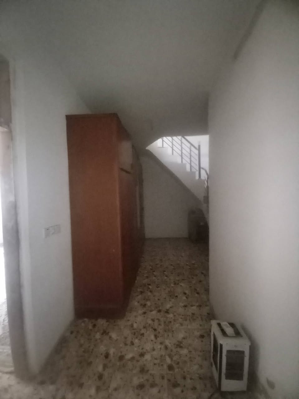 📢 بيت للبيع – الزعفرانية / دور الشرطة
🏠 بيت للبيع موقع مميز في الزعفرانية – دور الشرطة
📍 شارع المختار الثقفي – الفرع السادس
🔹 المساحة: 100 متر مربع
🔹 الطوابق: طابقين
🔹 سنة البناء: 2023 (بناء حديث)
✨ تفاصيل البيت:
🔸 الطابق الأرضي:
غرفة
صالة
هول
مطبخ
صحيات
🔸 الطابق الثاني:
غرفتين نوم
هول
حمام
مخزن
📄 نوع السند: زراعي (سند 25)
💰 السعر: 80 مليون دينار عراقي (قابل للتفاوض)
📞 للاستفسار: ***********
