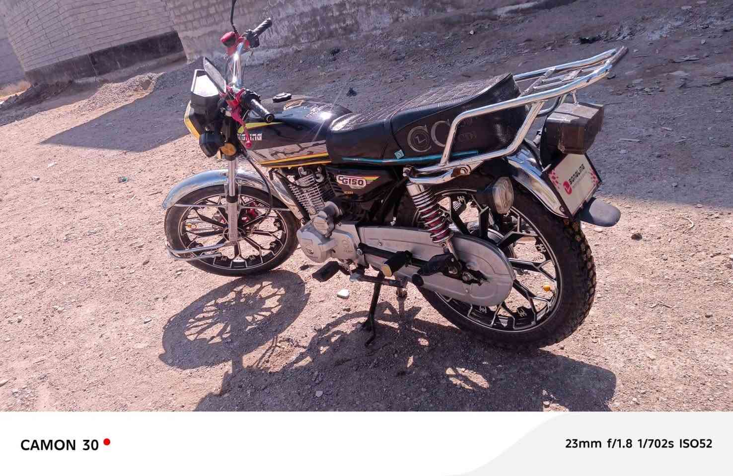 السلام عليكم دراجة سيفان موديل 24 الدراجة مابيها اي نقص  كهربائيات  كلها شغالة ماشية 5الاف حقيقي الدراجة انظف من الصورة محرك مكفول شرط سبانة ما محطوطة عليه السعر 650 وبيها مجال بصيط  رقم الهاتف ***********
