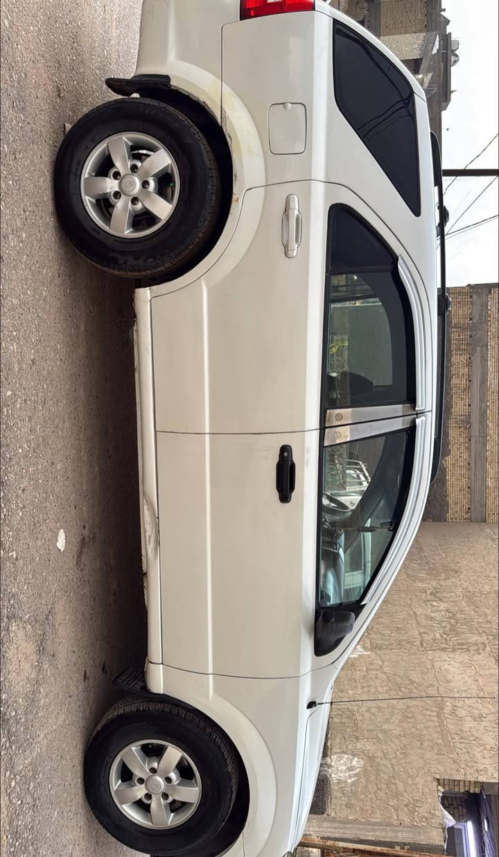 كيا سورنتو 2007 فئة LX لون صدفي 
رقم واسط مميز بأسمي سنويه تحويل مباشر 
محرك 3800 المرغوب فور ويل 
مصبوغه حزام وبيها ملاحظات وموجود سونار بالسياره 
مسوي ادامه للمحرك تخم تاير جديد باتري جديد 
سيارة حلوه وعمليه 
سعرها 83 وبيها مجال للجاد بالشراء 
***********
