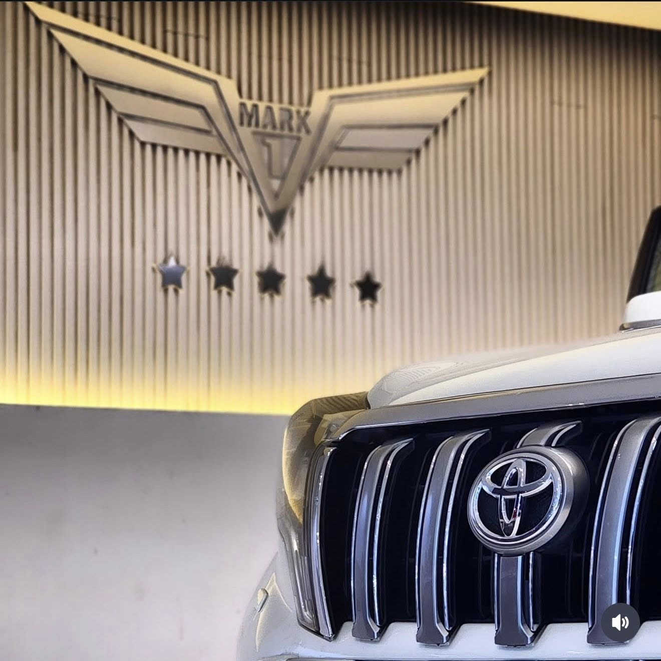 السلام عليكم 
تويوتا برادو 2014 
فئة VX (في-إكس) 
ماشيه 139km الف حقيقي 
الموصفات و المحرك والأداء
1-بمحرك 6 سلندر سعة 4.0 لتر 
2-عدد الاحصنة حوالي 271 حصان
3-العزم: حوالي 380 نيوتن متر.
4-ناقل الحركة: أوتوماتيكي 
5-شاشة لمس ملونه تحتوي على عدت الوان
6-تحكم جهتين ستيرين شاشه العدات و شاشه و سطيه 
7-بلوتوث اوكس يو اس بي 
8-عدد السماعات -9-Dolby digital صوت محيطي مع امكانيه تشغيل حدّت الصوت تلقائي
9-مثبت سرعه ستيرن كهربائي مثل لكزس 
10-عدادات ليزل مثل لكزس
11-اناره محيطيه على الأبواب و الأقدام 
12-تحكم خفض و ارتفاع أناره محيطيه
13-دوسات اناره خارجيه على الأرض 
14-مقاعد جلد بيجي
15-مقاعد تبريد السائق و الراكب 
16-مقعد السائق كهرباء 8 وضعيات السائق و الراكب 4
17-مقاعد الصف الثالث كهرباء فتح واغلاق 18-الثلاجة: مدمجة في الكونسول الوسطي
19-فتحة سقف
20-كاميرا خلفيه 
 21-حساسات اماميه 
22-حساسات خلفيه
23-التكيف منفصل السائق و الراكب
 24-تبريد خلفي منفصل  قطعتين تبريد 
25-نظام الدفع: دفع رباعي مستمر (4WD)
26-نظام زحف دبل ثقيل دبل خفيف
27-نظام نزول منحدرات  
28-أمكانيه فصل نظام دفع الرباعي مع امكانه 
السير فقط دفع خلفي
29-نظام منع الانزلاق
30-كير سبورت S و عادي 
31-نظام ABS 
32-مصابيح اماميه LED مع إمكانيه تلقائي رفع و خفض 
33-كشاف ضباب 
34-إطارات ألمنيوم حجم 265/65/17
35-سنتر لوك
36-زجاج ملون ضد اشعه UV
37-بصمه السائق و الراكب و زر تشغيل ايقاف 
38-اناره ترحيب عند الاقتراب من سياره داخل
سياره و على الأبواب و تحت الدوسات 
39-المرأة الجانبية قابل للطي كهربائياً
40-عدد الايرباكات 8 airbag
41-زجاج السيارة ملون UV
42-اضائه ليزرات 2 على حاملات الأكواب و مداخل شحن و كير
43-كاعيات بلادي تويوتا كاربت 
44-مطفأة حرائق

الطول: حوالي 4930 ملم
العرض: حوالي 1885 ملم
الارتفاع: حوالي 1845 ملم 
ملاحظات 

سياره استلام شركه تويوتا مركز المدينه 
من زيرو لحد الآن سيارة استخدام بيت فقط
‏السيارة بي اسمي تحويل ثاني يوم 
مكفول من الحادث و جفيه و صبغ و الحاره و تبديل كله بلادي شركه على وضع شركه 
‏سيارة كير محرك تبريد بشرط اخو جديد بلادي 
كل 6 اشهر فلتر بنزين يتبدل اصلي شركه 
عليه ادامه كامله سيارة جاهزه من كلشي
دهن كير  دهن اكسل امامي خلفي فور ويل 
 حدايه جديده ياباني شركه 
مشط جديد ياباني شركه 
دسكات  بلكات كله جديد 
تايرات نضيفات سيارة كلشي بلادي بيه دعاميات كله بلادي.
 سيارة فقط ملاحظة بيه الباب خلف السائق دبل كود فقط يعني بلادي شركه لا مفتوح و لا مبدل برغي الي مايعرف دبل كود شنو سياره من شركة تنفحص قبل لاتطلع من شركة بليابان إذا مكان صبغته مو زينة يتم صبغة بي طبقة إضافيه لسيارة كله او لقطع معينه منه يعني شي بلادي اكثر سيارة تاهو جمسي كديلاك كله تجي دبل كود مرغوب عدهم يصير صبغ طبقتين قوي ضد شخوط 
برادو و لاندكروز و لكزس يجي بيه قطع معينه او مابيه حسب سيارة اسف على أطاله 

‏رجاءً اللي ما يعجبه السعر لا يعلق ولايكسر بحلال الغير  السيارة رقم بغداد مشروع وطني 
مكان السيارة كربلاء 
سعر السيارة 34.500 الف دولار وبيه مجال 
‏الاستفسار WhatsApp او اتصال
 ***********
