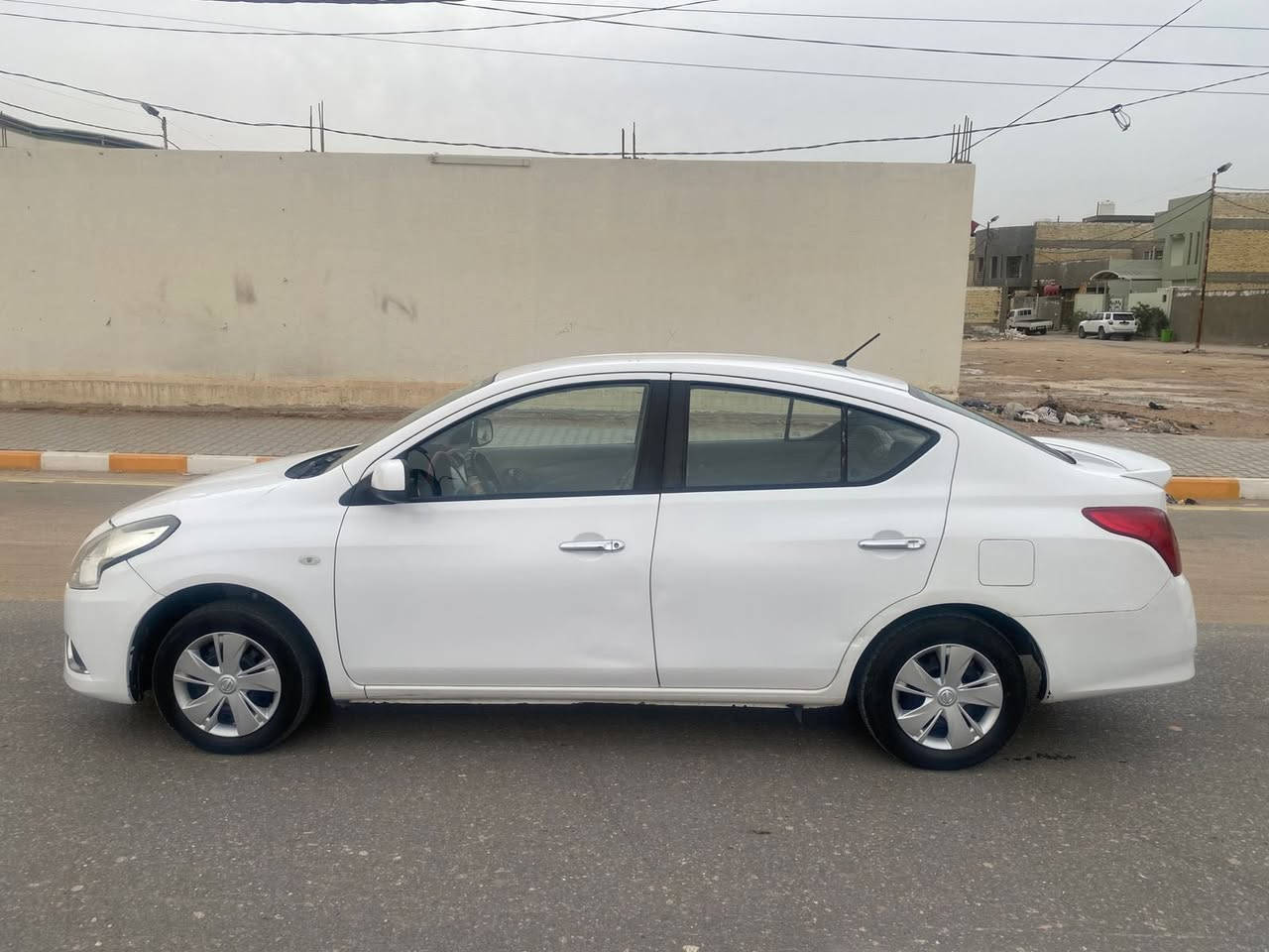 السلام عليكم 
نيسان صني هندي موديل 2019 بيهه قطعتين الجاملغ الامامي الايمن والخلفي الايسر الباقي مگفول السياره جاهزه من كلشي ونضيفه كلشي موضح بالصور السعر 90 وبيهه مجال العنوان النجف الاشرف 
للاستفسار:***********
