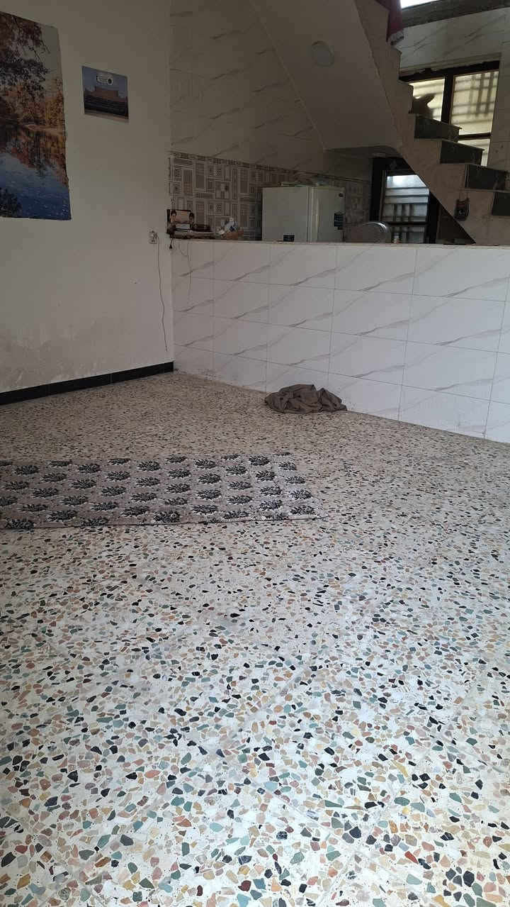 بيت للايجار ١٠٠م جاهز مع خط مولده ذهبي تانكيات ماء وسخان بناء جديد في التاجيه للاتصال ***********
