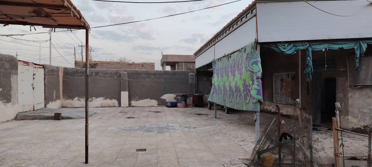 #بيت للبيع.. الموقع تجاري على شارعين.. 
↩️ الموقع.. الرميثة ابوصريفة قرب جملة ال عزوز على الشارع العام مال النجمي.. 

♍الواجهة (العرض) 18 متر 

⛎النزال ( الطول)45 متر.. لكن جه 25 

✅#تصبح المساحة الكلية 550متر

الحديقة داخل المنزل واسعه جدا.

مساحة البناء تقريبا 200متر

البيت بناء جديد....

الارضية كاشي بل كامل

 يصلح للسكن.. ويصلح موقع تجاري.. 

كافه الخدمات متوفره على الشارع 

ملاحضة البيت على شارعين امامي العام مال النجمي وشارع خلفي فرعي 

🟢#للاستفسار الاتصال على الرقم ***********
