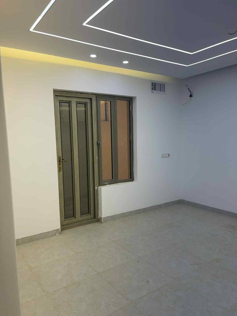 فرصه ذهبيه 
دار للبيع
دار للبيع
دار في القرية الهولنديه تكريت  مجاور كلية الطب ومستشفى تكريت التعليمي مكان حيوي يصلح شركة
او دار سكنيه حسب رغبت المشتري 
الدار طابقين وحسب ما مبين بالصور 
الطابق الارضي غرفتين نوم استقبال موزع مطبخ حمام تواليت ومكان خاص للغساله ثلاث مجموعات
صحيه كراج سياره صحيات خارجيه
الطابق الثاني غرفة نوم ومغلفة بالفوم التركي مع مجموعة صحيه 

يوجد عملى اضافي عن المجمع
(اختلافات عن باقي بيوت المجمع)

١. سقوف مغربية جبسن بورد..
باقي المجمع سقف بياض
٢.صحيات خارجيه مقعدين شرقي وغربي
٣.دبل جام وباقي المجمع جامة وحدة فقط للشبابيك
٤.تغليف جانب والغرفة العلوية فلين تركي درجة أولى..
وباقي المجمع لبخ وصبغ
٥.صبغ الجانب الثاني بصبغ حراري عازل.. قبل الصبغ الاعتيادي مال مجمع..
٦.فتح باب من الهول وتأسيس خلاط خارجي بالمنور لامكانية عمل مطبخ حراري خارجي بالسندويج بنل
٧.إنارة بروفايل بالسقوف المغربية جميلة جدا مودرن
٨.وجود مبردة اوبر حجم كبير (40.000( اصلية + دكت مركزي خارجي
٩. تأسيس أسلاك كاميرا وانترنت دفن.. فضلا عن وجود تأسيس أسلاك تلفاز

يصلح ان تكون الدار شركة او مقر حزب وايضاً سكن
للإستفسار اكثر الاتصال بالارقام التالية 
***********
***********

مكتب ابراج تكريت للعقار تكريت القادسية الشارع الرئيس مقابيل بوابة مجمع بيتي

السعر 192 تكريت, صلاح الدين

