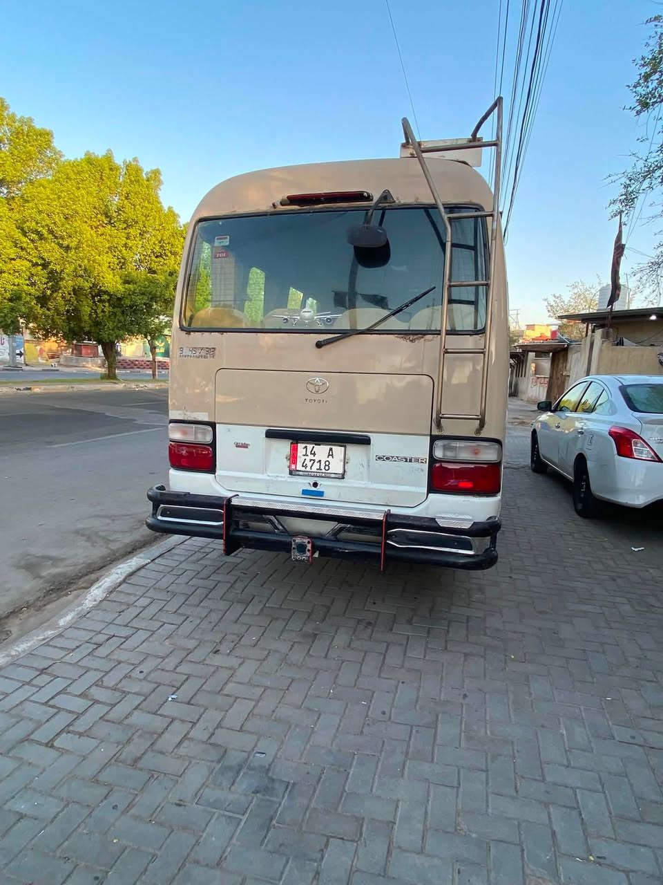كوستر 2001 سياره صبغ بس البيض جماليه خاكي مكفول من صبغ  سياره كامله مكينه وكير وكسن. وحداديه. وتبريد وتخم تاير ودوشمه. سياره علا حطت بلاد ما معمره وبديها حلو وقمارتها ما معمره سياره  مصفره  وبسمي تحويل ثاني يوم  مكاني بصره معقل. سعر155 وبيها مجال شي قليل  لا تراسل وتكسر بسعرها سياره نضيفه. كبل للشارع  للتواصل رقم *********** 
***********
