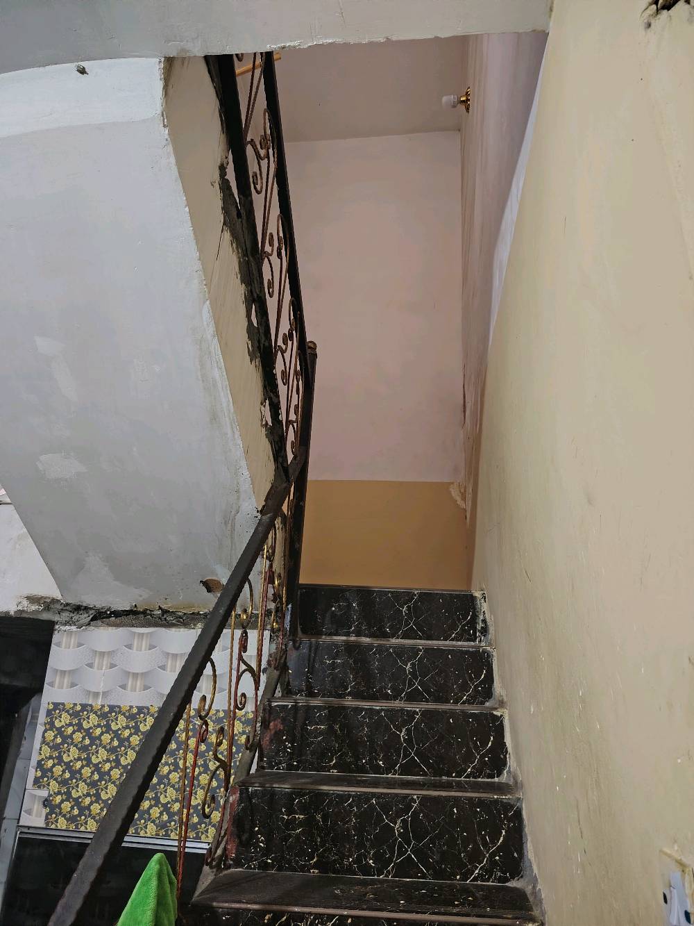 منطقة المشتل/ المعسكر  (حي فدك) 
قريب على النفط / قرب اسواق سيد جاسم 
بالفرع المقابيل مولدة حسنين
البيت مساحته 110 متر 
طابق ونص وباقي تفاصيله موضحه بالفيديو 
ورايدينه ب66 مليون
 وبي مجال طبعا