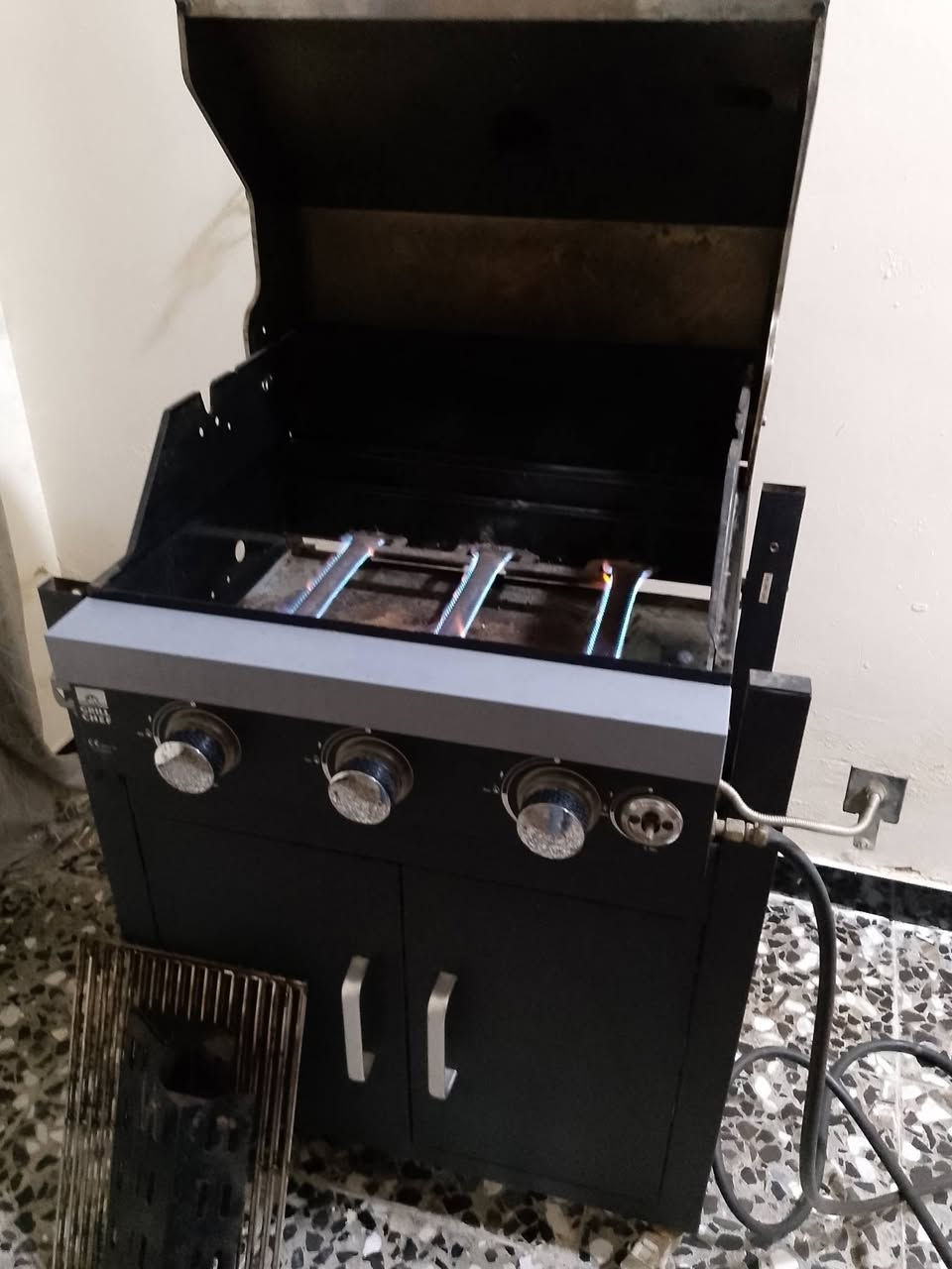شواية Grill Chef 3 عيون 
السعر: 300 ألف او بيه مجال قليل 
2. العيون ستانلس أصلي ما مبدل 
3. الترمومتر شغال 100%
4. نظافة وكالة،

المكان (مدينه الصدر ) رقم الهاتف:*********** واتساب
