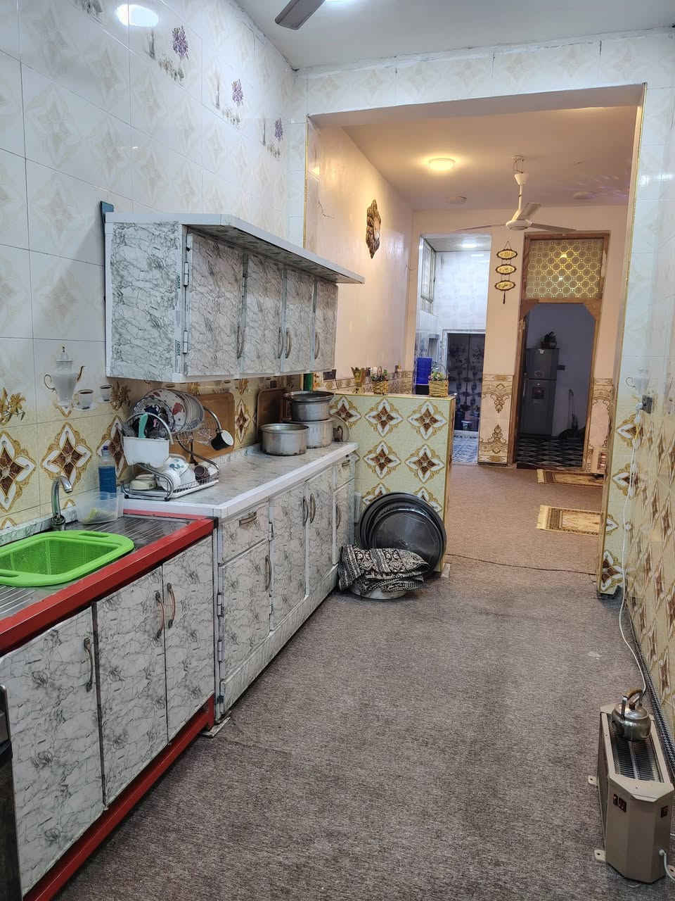 بيت مساحته 125 متر
طريق النجف مقابل الشقق السكنيه حي الإمام الصادق الثاني
بناء درجه اولى طابقين غرفتين فوك وجوه
وصاله ومطبخ واستقبال وصحيات داخليه او خارجيه
***********
واس اب غير متوفر
فقط اتصال
