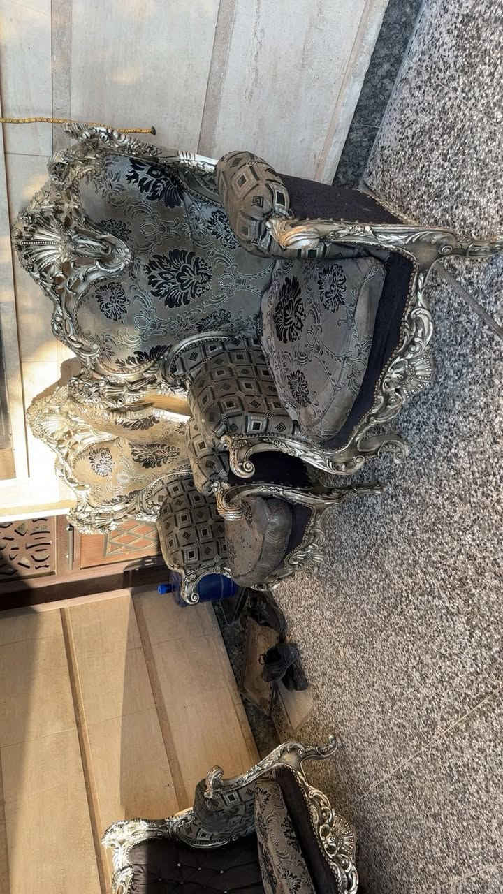 ‏سلام عليكم شباب تخم ￼مصري خشب زان حفر يدوي بدون كسرمع الكوشات والطبلات عشرمقاعد السعر800 وبي مجال مكاني الاعلام السيدية 
***********￼
