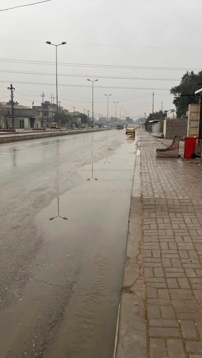 بيت للبيع طابقين المساحة 100 موقع تجاري على شارع عام رئيسي شارع عيادة الشماعية والبيت يحتوي على محل مساحة كبيرة 
يتكون من ⬇️ 
✅ الطابق الأرضي يحتوي على محل وحمام ومطبخ وصاله وغرفه 5x4 ✅والطابق الثاني يحتوي على صاله وغرفه كبيرة وسطح 🛑للتنبيه البيت على الشارع العام وليس داخل الفرع 
السعر : 35 مليون 
للاستفسار : ***********
