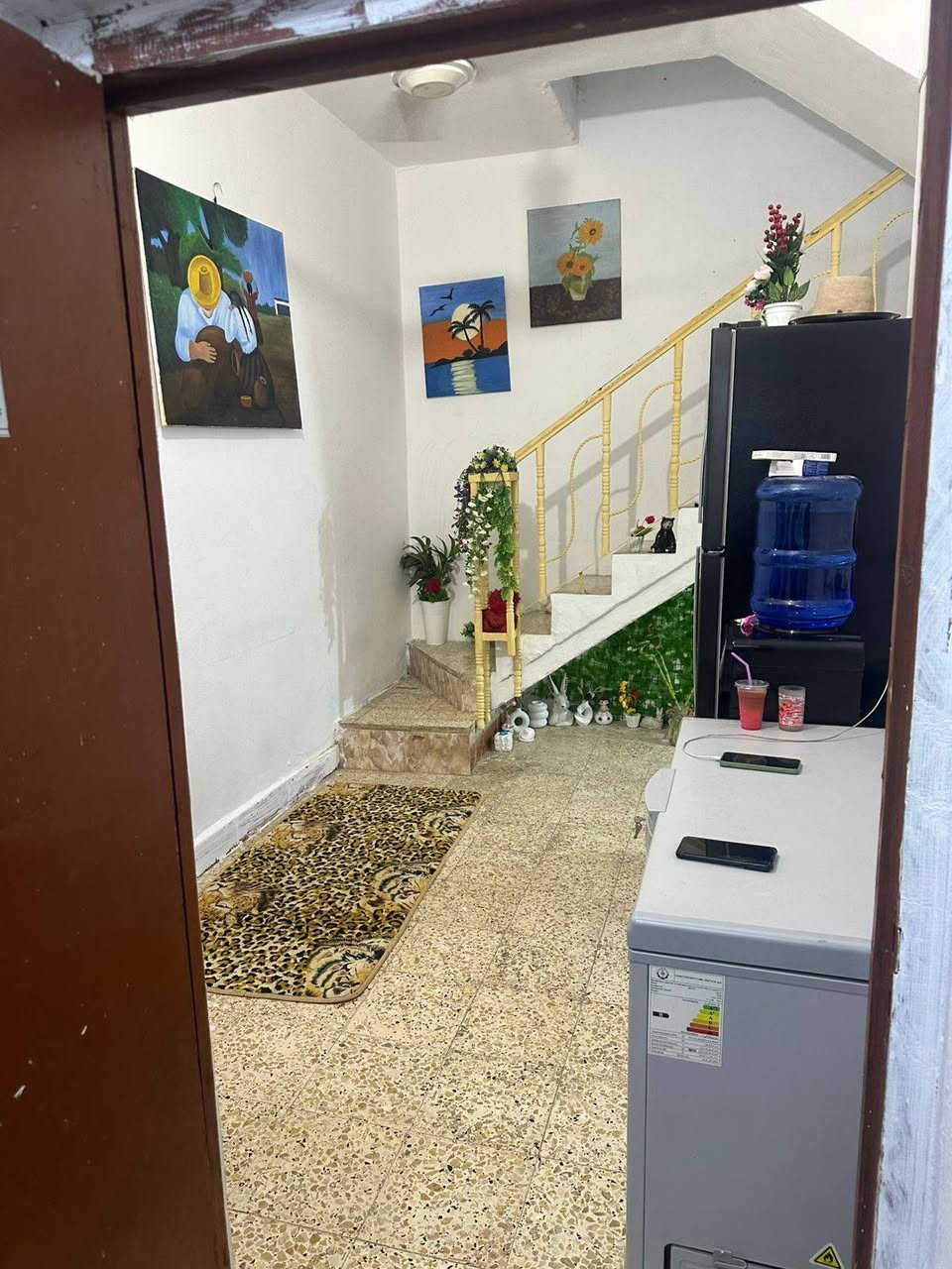 السلام عليكم مشتمل للبيع 100متر مربع ركن ع شارع رئيسي وفرعي يتكون من غرفة نوم وهول ومطبخ واستقبال والمنطقه مخدومه بالكامل موقعه نهاية شارع المرور قرب حسينية قمر بني هاشم المشتمل نظيف ومرتب  للاستفسار الاتصال على الرقم ***********
