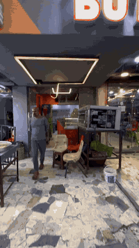 السلام عليكم ورحمة الله وبركاته
للراغبين بفتح مشروع جاهز ومضمون بعد توفيق رب العالمين، يتوفر مطعم شاورما وبيتزا للبيع في الكرادة – كمب سارة بموقع ممتاز، جاهز للعمل فوراً ومن دون أي مصاريف إضافية.

المطعم مرتب، حديث، ومجهّز تجهيز كامل… فقط تدخل وتشغّل.

⸻

تفاصيل المطعم
 • مساحة: ٣×٧
 • ديكور حديث وجديد
 • تأسيسات كاملة (ماء – مفرغة – تهوية خارجية)
 • كهرباء + إنترنت + منظومة كاملة جاهزة للعمل

⸻

المعدات والأجهزة
 • فرن بيتزا
 • عارضة مقبلات
 • ميوزة عدد ٣
 • شواية كص
 • مجمدة
 • عارضة
 • كاشير
 • نظام محاسبي جاهز
 • ميوزة إضافية عدد ٢
 • تلفزيونات عدد ٢
 • عجانة
 • قلاية (عاطلة)
 • طباخ
 • قطعة إعلانية خارجية
 • إعلان ضوئي كامل
 • اربعة أجهزة مربوطات مع بلي – طلبات – على السريع

⸻

أداء المطعم سابقاً

البند السابق:
٢ كارتونة شاورما + بيتزا يومياً بمعدل ٤٠ وجبة
(قابل للزيادة لمن يتابع الشغل بنفسه)

⸻

سبب البيع

البيع لغرض التفرغ لعمل آخر…
المطعم مو شغلي ولا من ضمن كاري.

⸻

السعر

السعر المطلوب: ٧ مليون دينار فقط
قابل للتفاوض للجادين

⸻

للتواصل

***********

الفرصة مناسبة جداً للّي يريد يفتح مشروع جاهز ومكانه مطلوب…
والله يكتب اللي بيه الخير للجميع
