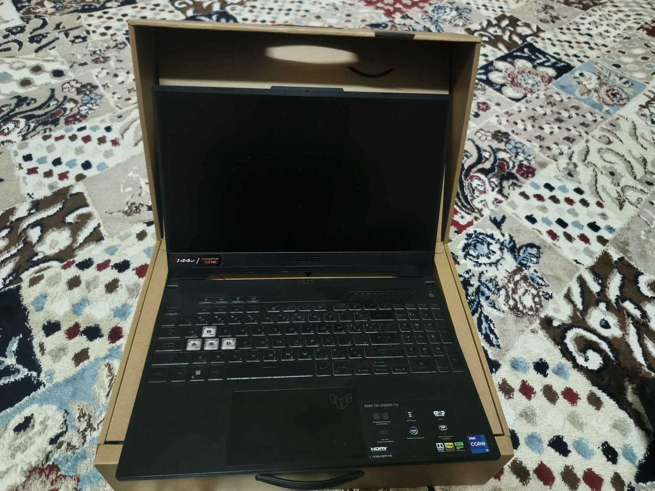 جهاز ASUS TUF Gaming F15 (FX507Z) بمواصفات تشمل معالج Intel Core i7-12700H، كرت شاشة NVIDIA GeForce RTX 3050، وشاشة FHD مقاس 15.6 بوصة بتردد 144 هرتز. كما يتميز بذاكرة وصول عشوائي (RAM) بسعة 24 جيجابايت من نوعDDR4، وتخزين SSD بسعة 256 تيرابايت، ويدعم اتصال Wi-Fi 6 وبلوتوث 5.2. 
المواصفات الأساسية لجهاز FX507Z
المعالج: Intel® Core™ i7-12700H (الجيل الثاني عشر).
كرت الشاشة: NVIDIA® GeForce RTX™ 3050 مع 4 جيجابايت GDDR6.
الشاشة: 15.6 بوصة، دقة FHD (1920 × 1080)، معدل تحديث 144 هرتز.
الذاكرة العشوائية (RAM): 24 جيجابايت DDR4 (يمكن توسيعها حتى 32 جيجابايت).
التخزين: 256 تيرابايت PCIe® 3.0 NVMe™ M.2 SSD.
نظام التشغيل: Windows 11 Home.
شبكات الاتصال: Wi-Fi 6 و Bluetooth 5.2.
المنافذ: تتضمن منفذ 3.5 مم للصوت، و USB 3.2 Gen 2 Type-C مع دعم DisplayPort™ و G-SYNC و Thunderbolt™ 4.
البطارية: 56WHrs، 4S1P، 4 خلايا ليثيوم أيون.
الوزن: حوالي 2.20 كجم. الحمدانية, نينوى


**إذا كنت صاحب هذا الإعلان وتريد حذفه لأي سبب، رجاءا أرسل رسالة إلى الدعم الفني**