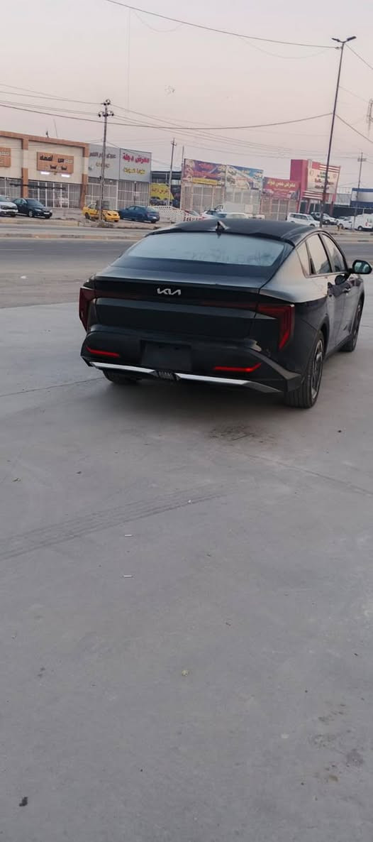 سلام عليكم K4 البيع موديل 2025 ماشه 8الف حادثها كما موضح بل صور بدون يارباك اليبل واحد ما امبدل اي قطعه ما  واصله الحوض بيها صبغ نص من القبق جنطا  المكان بغداد رقم الهاتف ***********
