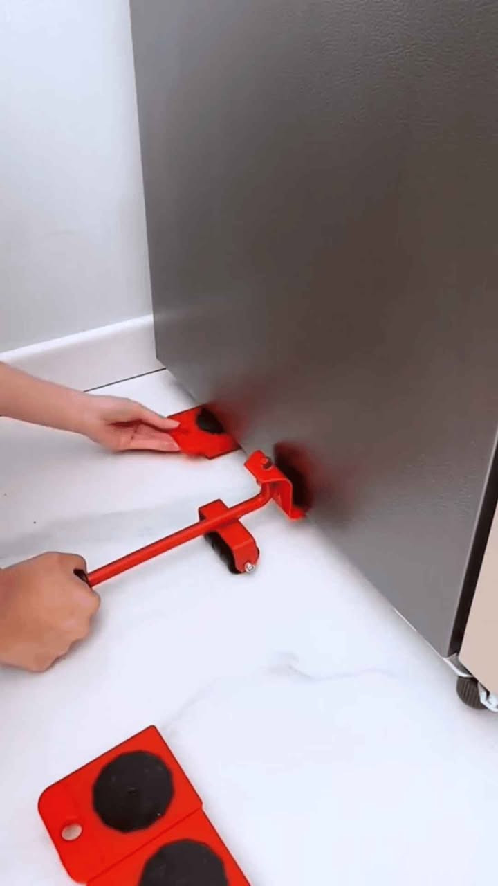 رافعة نقل الأثاث الثقيلة مع قواعد متحركة 5 قطع

الاستخدامات:

نقل وتحريك الأثاث الثقيل مثل الثلاجات، الغسالات، الخزانات، الأرائك والطاولات.

إعادة ترتيب المنزل بسهولة بدون مساعدة إضافية.

تسهيل تنظيف الأرضيات أسفل الأثاث.

مناسبة للاستخدام المنزلي والمكتبي والمخازن.

المميزات:

تتحمل وزن يصل إلى 150 كغم.

نظام مكوّن من 5 قطع (رافعة + 4 قواعد متحركة).

سطح مطاطي مانع للانزلاق لتثبيت الأثاث بإحكام.

عجلات قوية تدور 360° لحركة سلسة.

هيكل معدني متين مقاوم للصدأ.

مقبض مطاطي مريح لتقليل الضغط أثناء الرفع.

طول قضيب الرفع: 35 سم.

قياس رقعات الرفع: 7.5 × 9.5 × 3 سم.

قياس الكارتون: 32 × 10 × 10 سم.

محتويات الصندوق:

1 × رافعة معدنية يدوية.

4 × قواعد بعجلات.

الملاحظات:

يُستخدم على أرضية مستوية للحصول على أفضل أداء.

يجب توزيع الوزن بالتساوي.

لا يتجاوز الوزن 150 كغم. كربلاء, العراق


**إذا كنت صاحب هذا الإعلان وتريد حذفه لأي سبب، رجاءا أرسل رسالة إلى الدعم الفني**