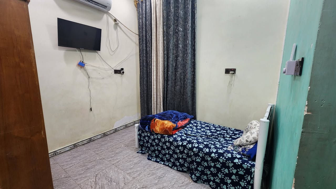 سلام عليكم من رخصة ابو الكروب مساحه 120 متر في الاسكان الصناعي في شارع الحولي البيت متكون من ثلاث غرف وممرات 2 وصاله 2 واستقبال وحمام خارجي شرقي  وداخلي غربي وطارمه صغيره  سطح اشتايكر  ***********
