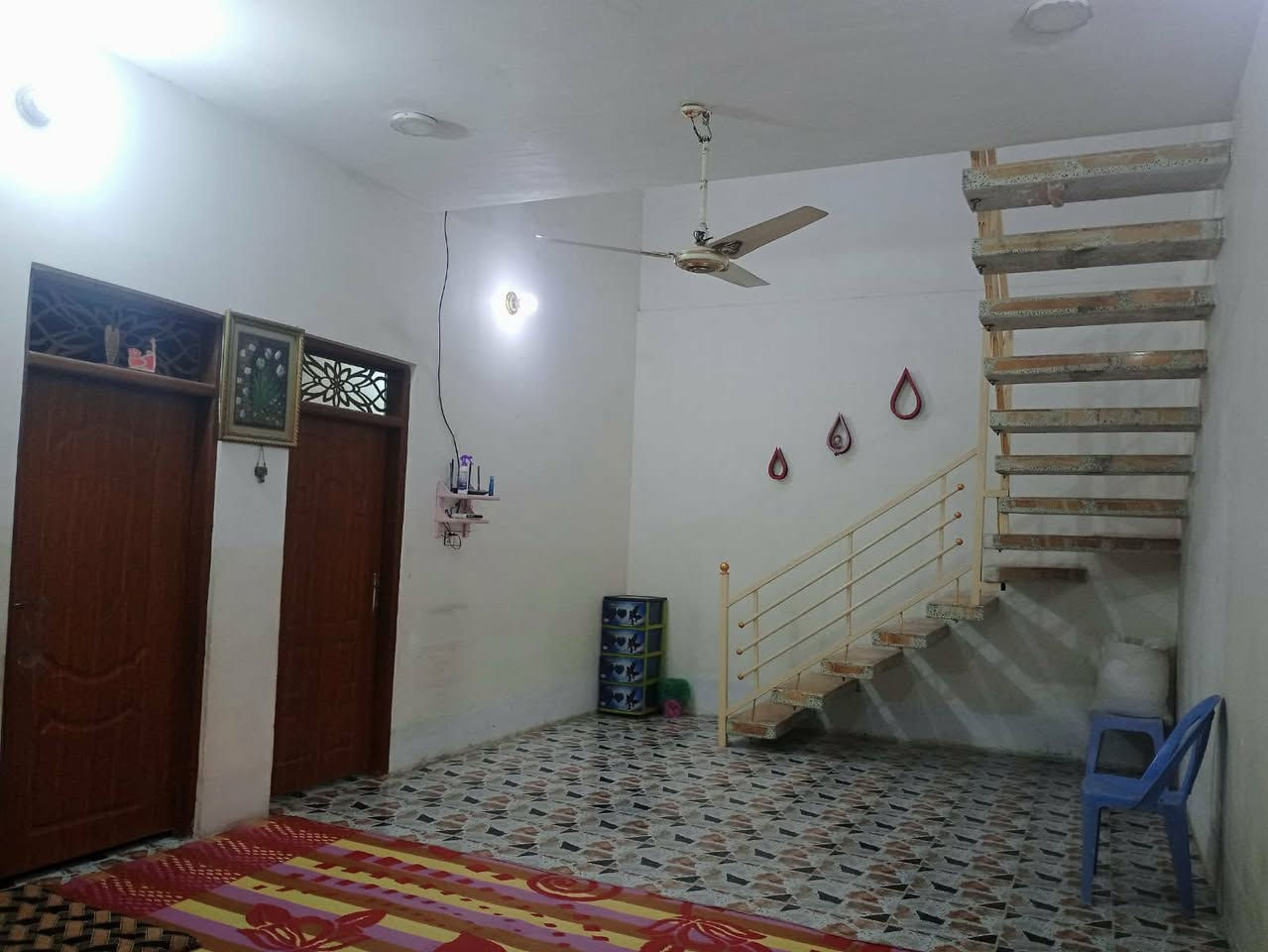 دار للبيع مساحتها 200متر ع طريق المعاره يم حسنيه مال العويسات ثالث بيت عن شارع العام متكون من غرفة نوم عدد 2 وصاله ومطبخ استقبال مجمع صحيات خارجيه سعرها 60وبيها مجال 
اي استفسار اتصل على الرقم التالي 
*********** 
***********
