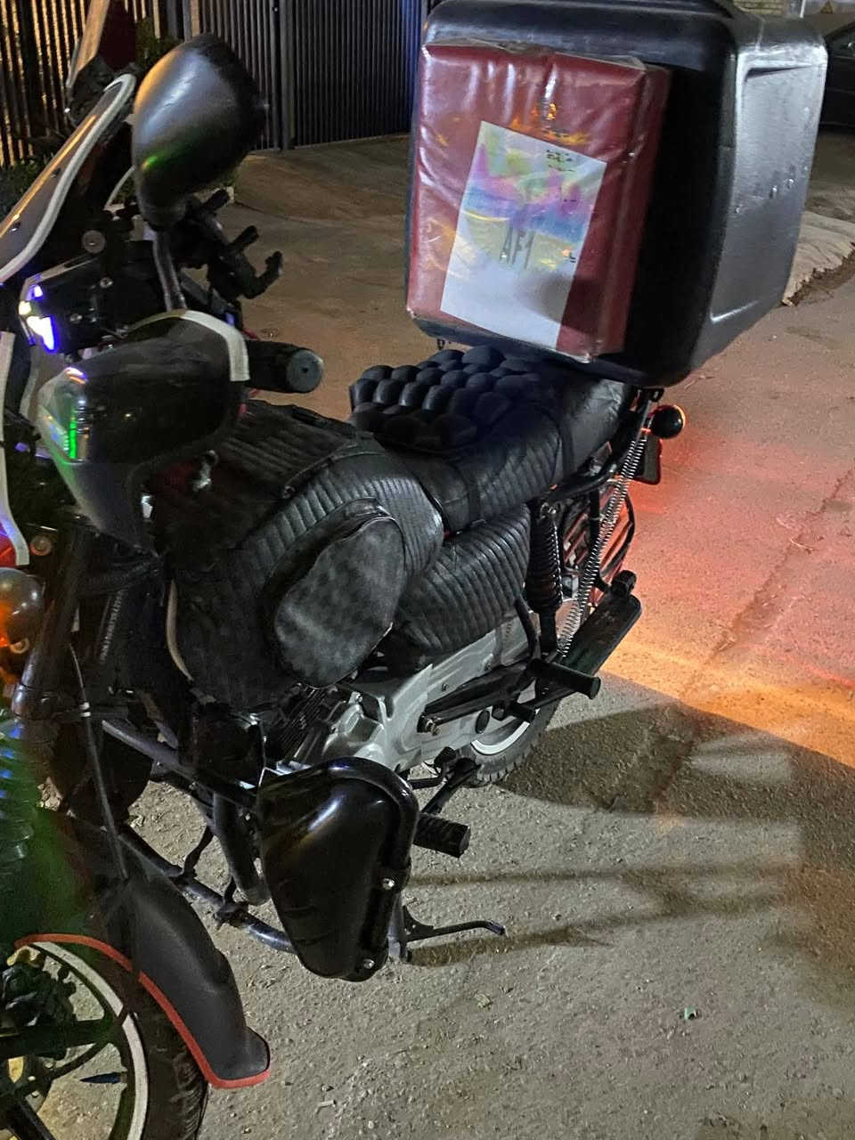 سلام عليكم بوكسر للبيع موديل 2023 الدراجه زير زير تجي اتكلب وجيب وياك فيتر شرط الفحص الرقم الانكليزي الدراجه خير من الله متتعب بيها ابد تاخذها كبل تطلع بيها للشغل حلوه كلش واحلا من الصور بهواي مكاني حي النصر السعر 2800وبيها مجال بصيط رقم الهاتف ***********
