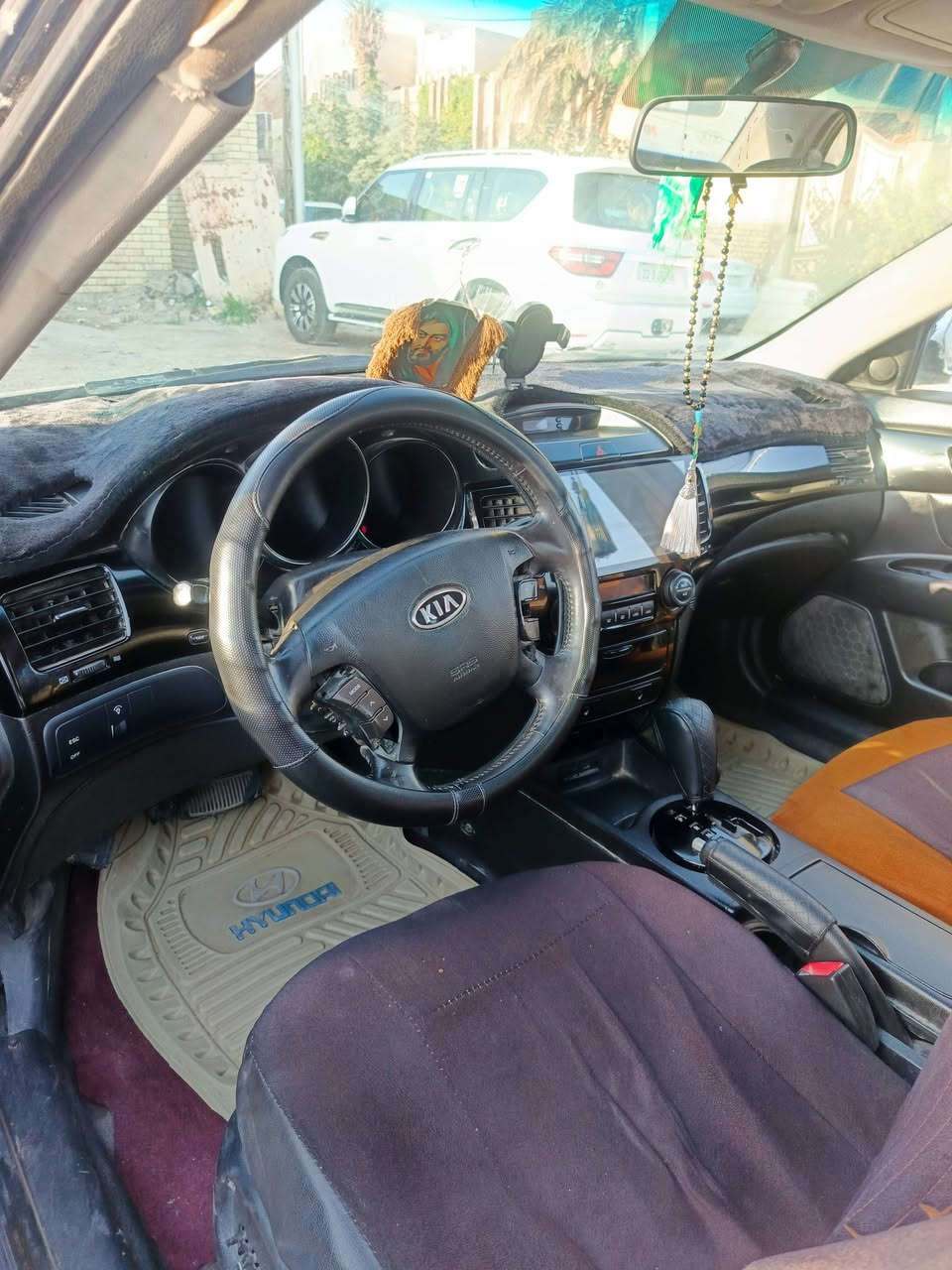 سلام عليكم  كيا لوتز للبيع   2009    محرك وكير جديد   بيها هاي التكمه الي مأشر عليها وجاملغ بدون دواخل   والباقي كفاله   رقم شمالي  تريد تحويل تريد وكاله  السعر 87 وبيها مجال حك الجيه  , ***********
