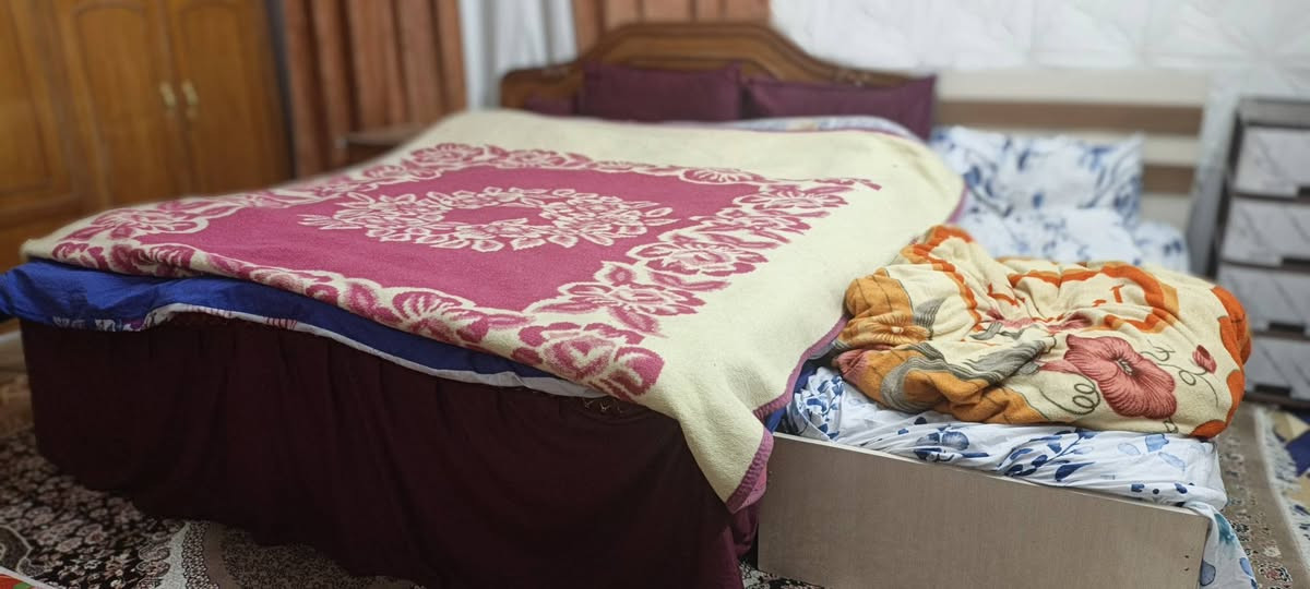 للبيع غرفة اخشاب ***********
