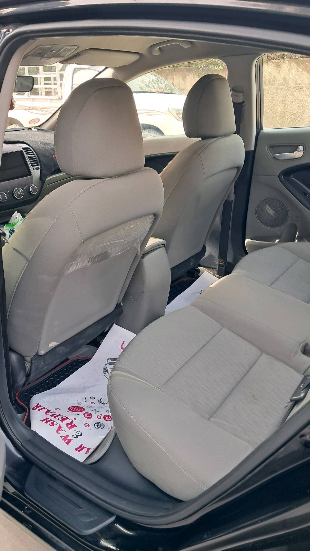 السلام عليكم ورحمة الله كيا سيراتو للبيع وكالة الشركة الدوليه  موديل2015 نظافة السياره شوف العين والفحص أن شاء الله عندي بيها باب الخلفي الأيمن بدلته أباب أصلي أثر شخط نافذ وطلقه بالقمارة بيها والسونار موضح كلشي كير مكينه جيد جدآ مكفولات من الفتح تخم تاير جديد السياره ماشيه 156الف كم السنويه بأسمي مكاني بغداد حي الجهاد السعر 113$وبها مجال بسيط للأستفسار الاتصال بالرقم ***********