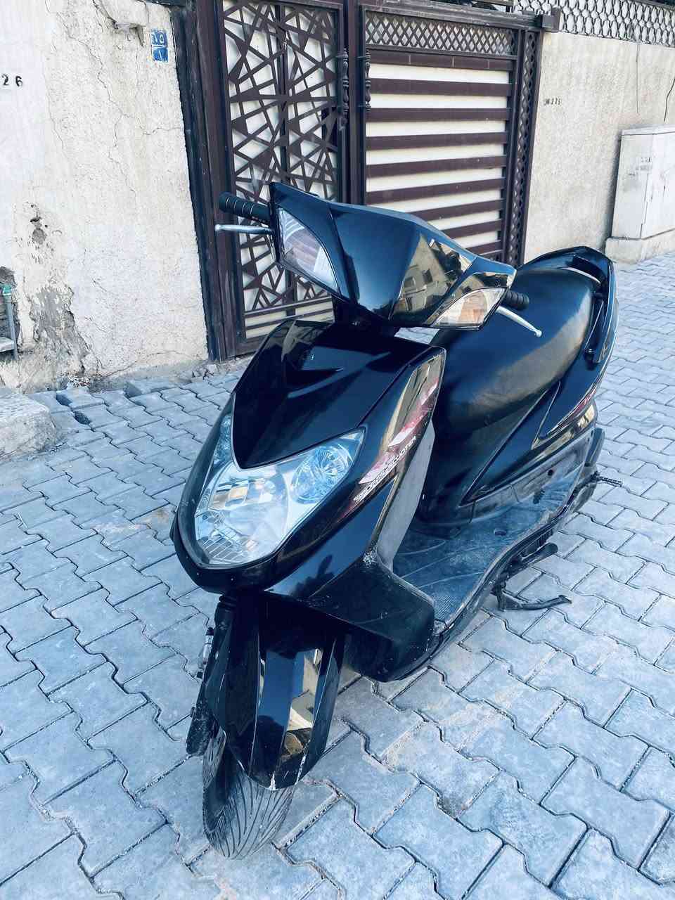 سلام عليكم دراجه سكنس فحل كابريتر الدراجه كامله من كلشي كفرات مختم مكينه نضيفه وبلاديه نكره سلف وهندر كهربائيات كلها شغاله رايدها ب600 وبيها مجال بسيط مكاني بغداد الاعظميه خابر وتدلل ***********
