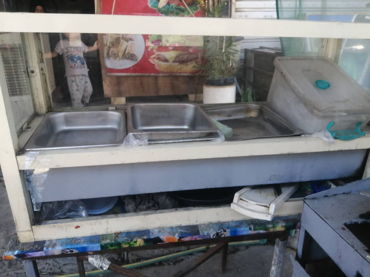 غراض مطعم للبيع باتي نه ١٢٥ طباخ ودبه غاز ١٠٠ حمايه ٤ بلانكات منظديه ٦٠ الف عارظه منظديه العرض والطول ٧٠ سم سعره ٣٠ الف واتس *********** بغداد الشعب
